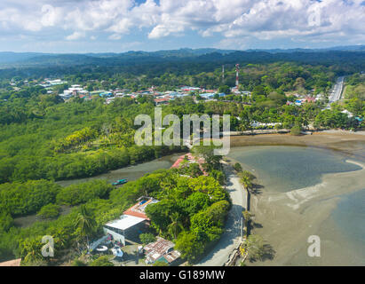 PUERTO JIMENEZ, die Halbinsel OSA, COSTA RICA - Aerial Kleinstadt. Stockfoto