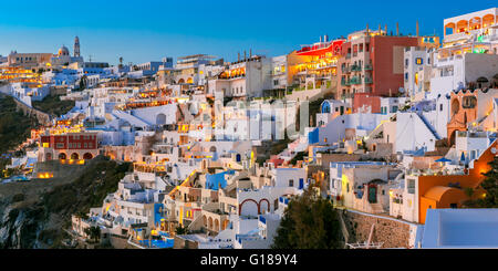 Fira, wichtigste Stadt von Santorini in der Nacht, Griechenland Stockfoto