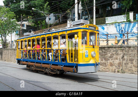 RIO DE JANEIRO - 28. März 2016: Touristen fahren die neue Version des legendären Bonde Straßenbahn durch die Santa Teresa Nachbarschaft. Stockfoto