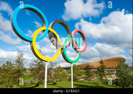 LONDON, UK - 14. Oktober 2015: Olympische Ringe vor Lee Valley VeloPark in den Queen Elizabeth Olympic Park stehen. Stockfoto