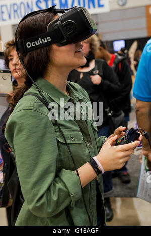 Frau mit Oculus Virtuelle Realität (VR Schutzbrille Schutzbrille, VR-Headset) - USA Stockfoto