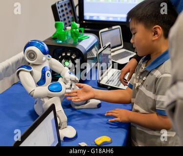 Kind Interaktion mit humanoiden Roboter an einer Wissenschaft und Engineering fair-USA Stockfoto