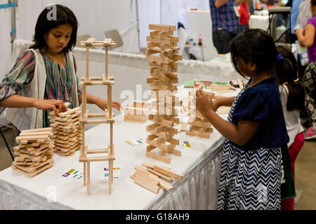 Mädchen Stapelblöcke Holzspielzeug bei Science fair - USA Stockfoto