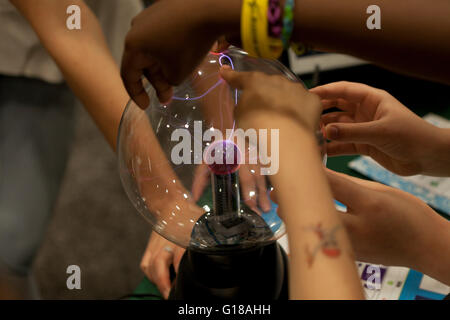 Kinder Interaktion mit Plasmakugel Science fair - USA Stockfoto