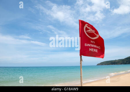 Melden Sie gefahrlos schwimmen am Strand Stockfoto