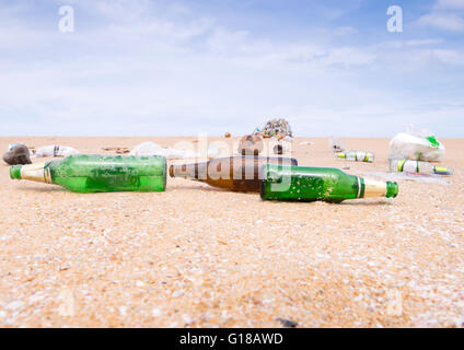 Flaschen und Müll Abfall am Strand Stockfoto