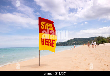 Flagge mit Text hier am Strand schwimmen Stockfoto