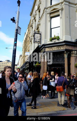 Masse der Leute trinken außerhalb der Ten Bells Pub in Shoreditch, London, England Stockfoto