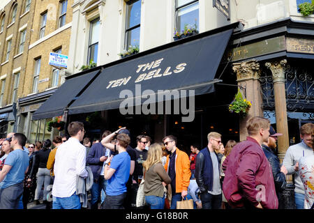Masse der Leute trinken außerhalb der zehn Glocken Pub in Shoreditch, London Stockfoto