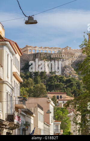 Blick auf Akropolis durch Straßen der Viertel Plaka in Athen. Fotografiert an einem Nachmittag im April 2016 Stockfoto