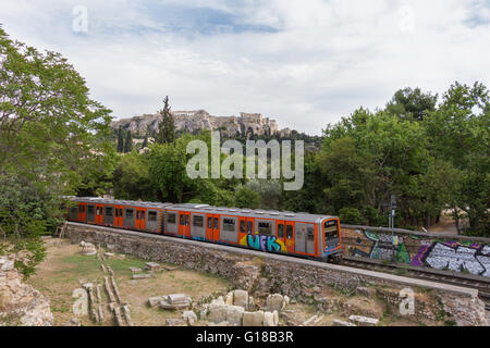 Wenn Sie Zug durch antike Agora Athen mit der Akropolis im Hintergrund. Foto aufgenommen im Frühjahr 2016 Stockfoto