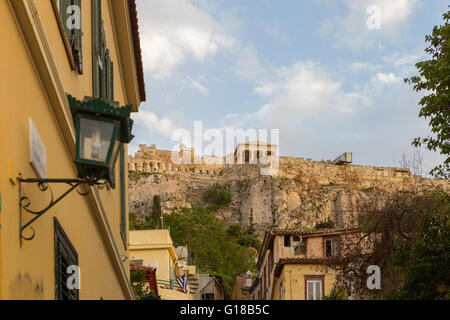 Viertel Plaka in Athen mit der Akropolis im Hintergrund. Fotografiert an einem Nachmittag im April 2016. Stockfoto