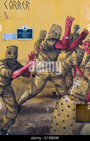 Urbaner Kunst Darstellung mexikanischen Männer tanzen spotted Cat Kostüme der spanischen Kolonialstadt von Santiago de Querétaro, Mexiko Stockfoto