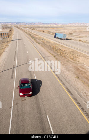 Fahrzeuge auf der Interstate 70 im südlichen Utah.  Das San Rafael Swell ist im Hintergrund. Stockfoto