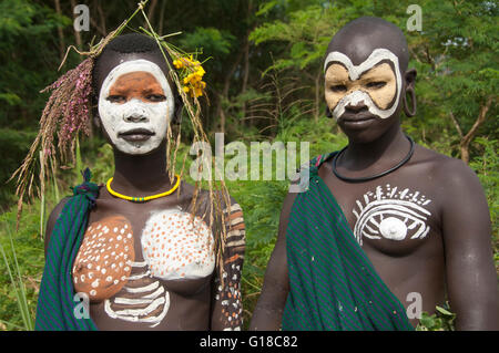 Zwei Surma Frauen mit Körper Gemälde, Kibish, Omo River Valley, Äthiopien Stockfoto