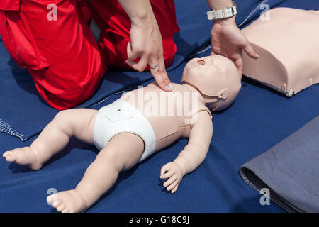 Schulung in Erster Hilfe. Herz-lungen-Wiederbelebung - HLW. Stockfoto