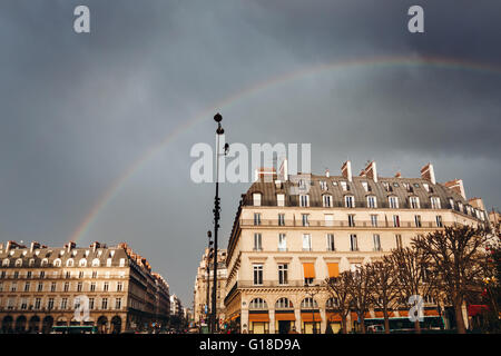 Paris Street View mit Regenbogen in den Himmel nach Regen. Traditionelle französische Architektur. Stockfoto