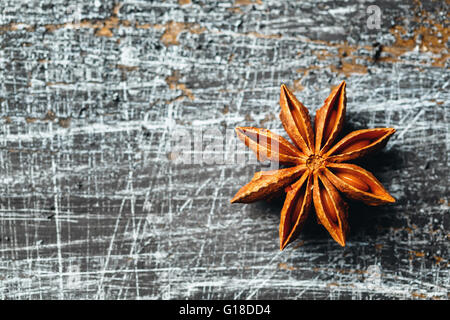 Sternanis auf Vintage-Textur-Tisch. Ansicht von oben. Close-up Zusammensetzung. Stockfoto