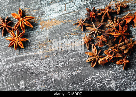 Essen-Rahmen mit Haufen von Sternanis auf Vintage schwarze Oberfläche. Ansicht von oben. Platz für Ihren Text. Stockfoto