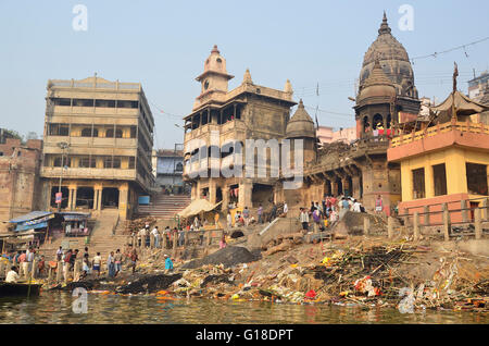 Manikarnika Ghat, Boden der Heiligen Feuerbestattung für die Hindus, am Ufer des heiligen Flusses Ganges oder Ganges, Varanasi, Uttar Pradesh Stockfoto