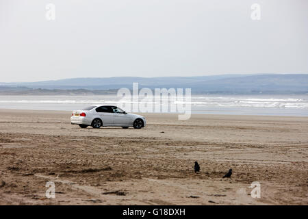 Auto geparkt auf Enniscrone Beach County Sligo Irland Stockfoto