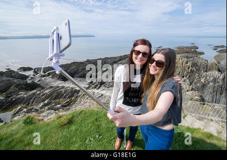 Urlaubern April Alder und Anna Volley genießen das warme Wetter, wobei ein Selbstporträt in Woolacombe, Devon, UK Stockfoto