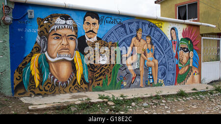 Urbane Kunst Darstellung mexikanische Indianer, moderne mexikanische Mann und Jungfrau Maria in Stadt von Jalpan de Serra, Querétaro, Mexiko Stockfoto