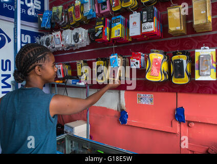 Ein Karrayyu Stamm Mädchen namens Aliya, das erste Mädchen in ihren Stamm in einem Handy-Shop, Addis Abeba Region, Addi erzogen war Stockfoto