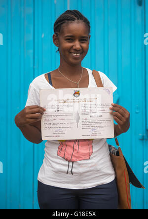 Ein Karrayyu Stamm Mädchen namens Aliya, war das erste Mädchen erzogen in ihren Stamm zeigt ihr Diplom, Oromia, Metehara, Äthiopien Stockfoto