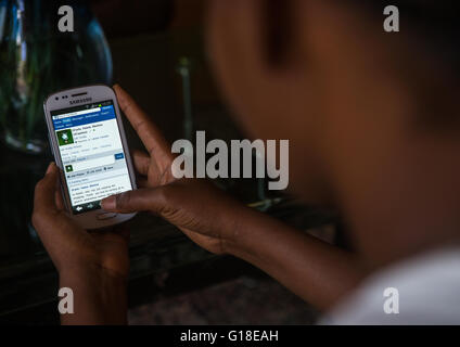 Ein Karrayyu Stamm Mädchen namens Aliya, das erste Mädchen in ihren Stamm Surfen auf Facebook, Addis Abeba Region Addis erzogen wurde, ein Stockfoto