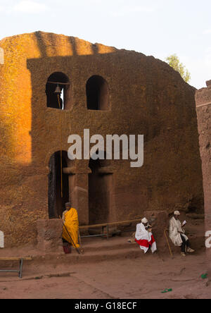 Äthiopischer Priester in eine Felsenkirche während Kidane Mehret orthodoxe Feier, Amhara Region, Lalibela, Äthiopien Stockfoto