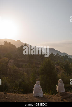 Äthiopische Frauen ruht auf einem Hügel, Amhara Region, Lalibela, Äthiopien Stockfoto