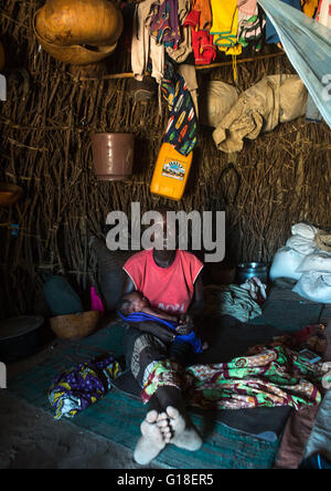 Toposa Mutter mit ihrem Neugeborenen Baby in ihrer Hütte, Omo-Tal, Kangate, Äthiopien Stockfoto