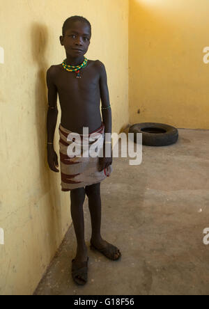 Hamer Stamm junge in einem Klassenzimmer, Omo-Tal, Turmi, Äthiopien Stockfoto