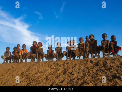 Dassanech Stamm Kinder tanzen und springen, Omo-Tal, Omorate, Äthiopien Stockfoto