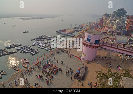 Vogelperspektive des Dashashwamedh Ghat, mit heiligen Fluss Ganges fließt durch Varanasi, Uttar Pradesh, Indien Stockfoto