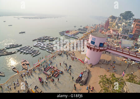 Vogelperspektive des Dashashwamedh Ghat, mit heiligen Fluss Ganges fließt durch Varanasi, Uttar Pradesh, Indien Stockfoto