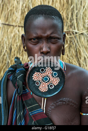 Ein Mursi-Tribeswoman tragen eines traditionellen Mundlochplatte, Omo-Tal, Mago Park, Äthiopien Stockfoto