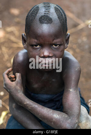 Mursi Stamm Kind mit traditionellen Frisur, Omo-Tal, Mago Park, Äthiopien Stockfoto