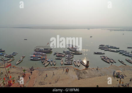 Vogelperspektive des Dashashwamedh Ghat, mit heiligen Fluss Ganges fließt durch Varanasi, Uttar Pradesh, Indien Stockfoto