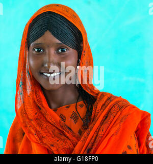 Porträt eines Afar Stammes Mädchen mit geflochtenen Haaren und geschliffene Zähne, Afar-Region, Semera, Äthiopien Stockfoto