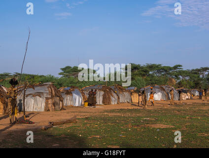 Dorf gebaut für Dimi Feierstunde anlässlich der Beschneidung von Teenagern in Dassanech Stamm, Omo-Tal, Omorate, Äthiopien Stockfoto