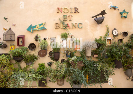 Noir et Blanc Ladenschild, Saint Remy de Provence, Frankreich Stockfoto