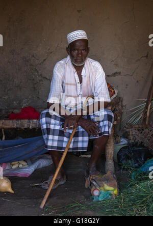 Der Ferne Tribe elder sitzen in seinem Haus, Afar Region, Afambo, Äthiopien Stockfoto