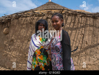 Ein Karrayyu Stamm Mädchen namens Aliya, das war das erste Mädchen erzogen in ihren Stamm mit ihrer Mutter, Oromia, Metehara, Ethio anhalten Stockfoto