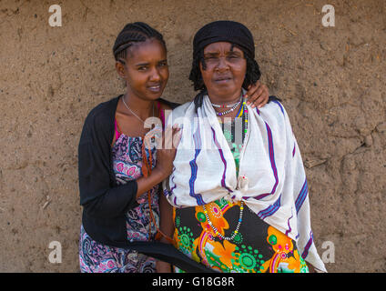 Ein Karrayyu Stamm Mädchen namens Aliya, das war das erste Mädchen erzogen in ihren Stamm mit ihrer Mutter, Oromia, Metehara, Ethio anhalten Stockfoto