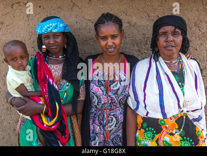 Ein Karrayyu Stamm Mädchen namens Aliya, das war das erste Mädchen erzogen in ihren Stamm mit ihrer Familie, Oromia, Metehara, Ethio anhalten Stockfoto