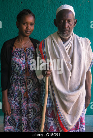 Ein Karrayyu Stamm Mädchen namens Aliya, das war das erste Mädchen erzogen in ihren Stamm mit ihrem Vater, Oromia, Metehara, Ethio anhalten Stockfoto