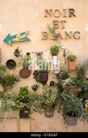 Noir et Blanc Ladenschild, Saint Remy de Provence, Frankreich Stockfoto