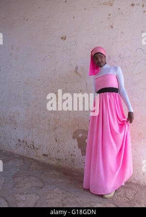 Schöne Teenager-Mädchen in Rosa auf der Straße der Altstadt, Harari Region Harar, Äthiopien Stockfoto